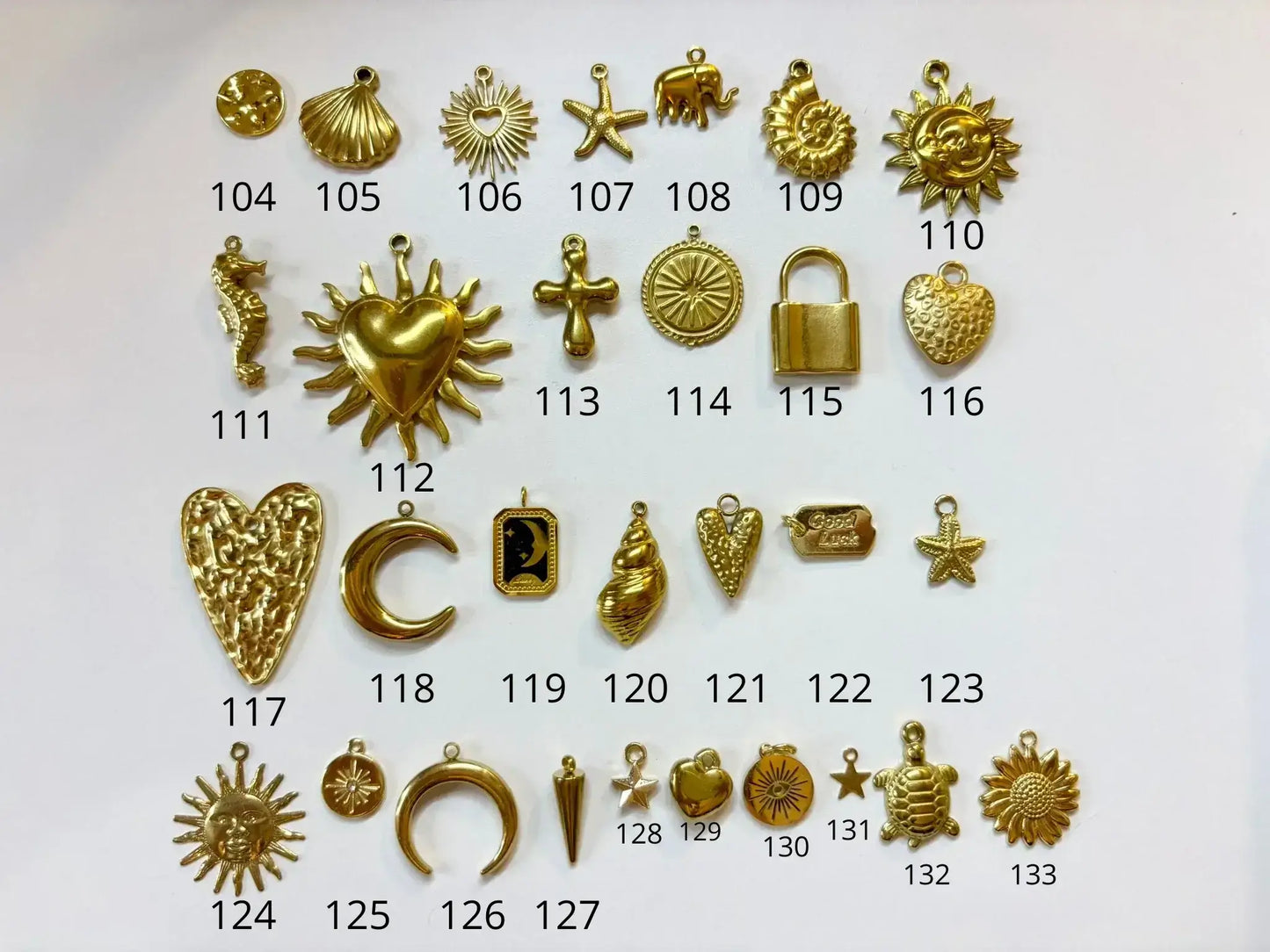 Boucles d'oreille a personnaliser with various gold charms including hearts, stars, and shells