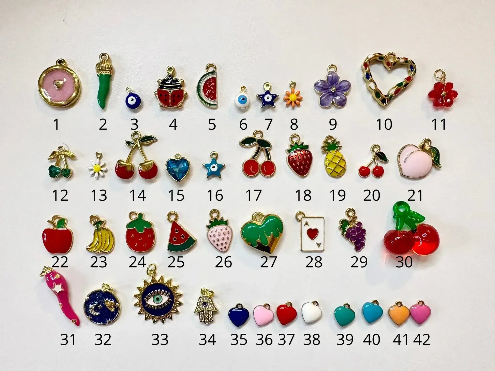 Collection of charms for Collier a personnaliser featuring various colors and designs.