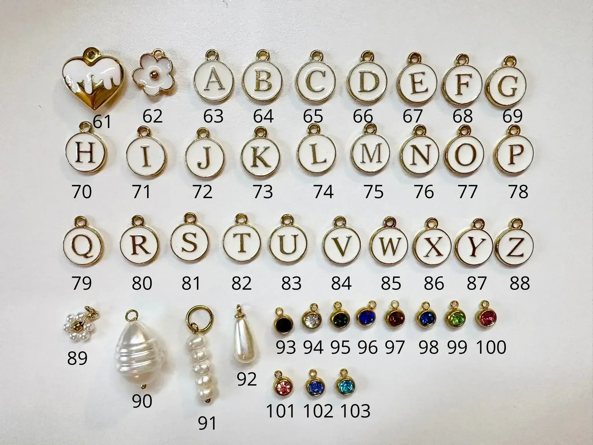 Variété de charms et pendentifs pour créer des Boucles d'oreille a personnaliser uniques.