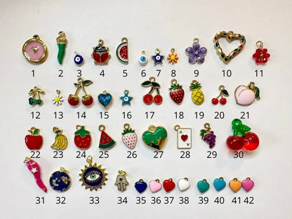 Collection of charms for Collier a personnaliser featuring various colors and designs.